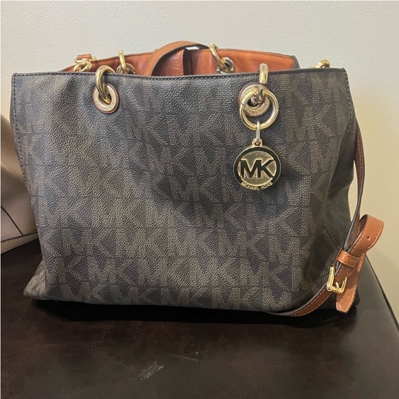 Micheal kors handbag - Picture 1 of 3